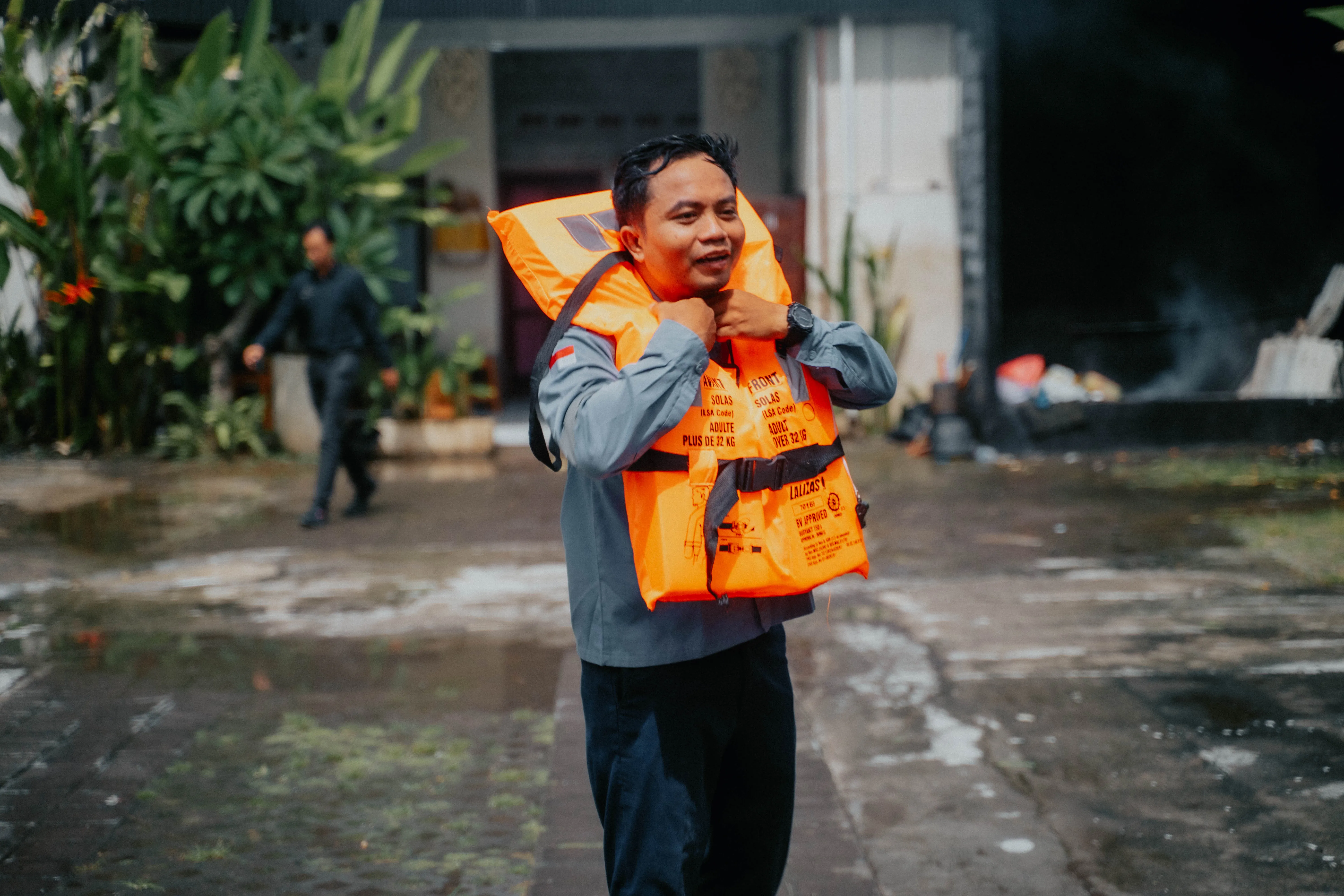 Gili Getaway crew member with a life jacket
